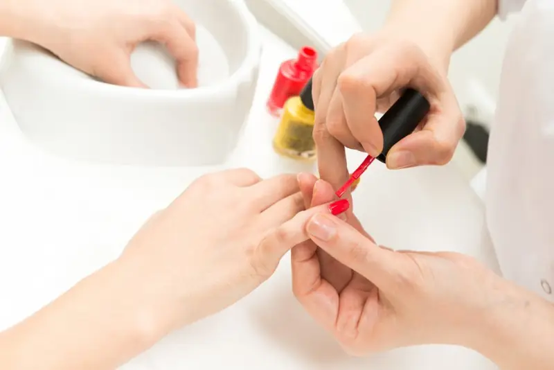 Esmaltat de manicura al saló