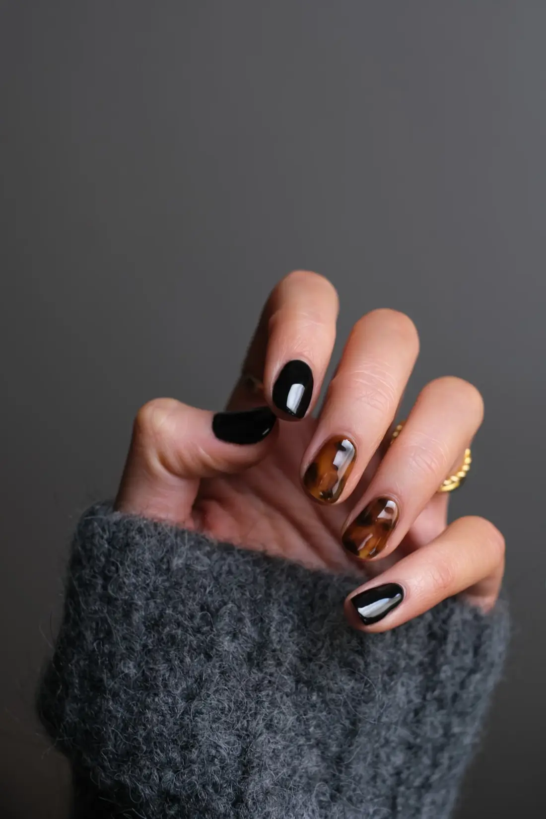 Manicura amb esmalt fosc a Nova Nails Andorra