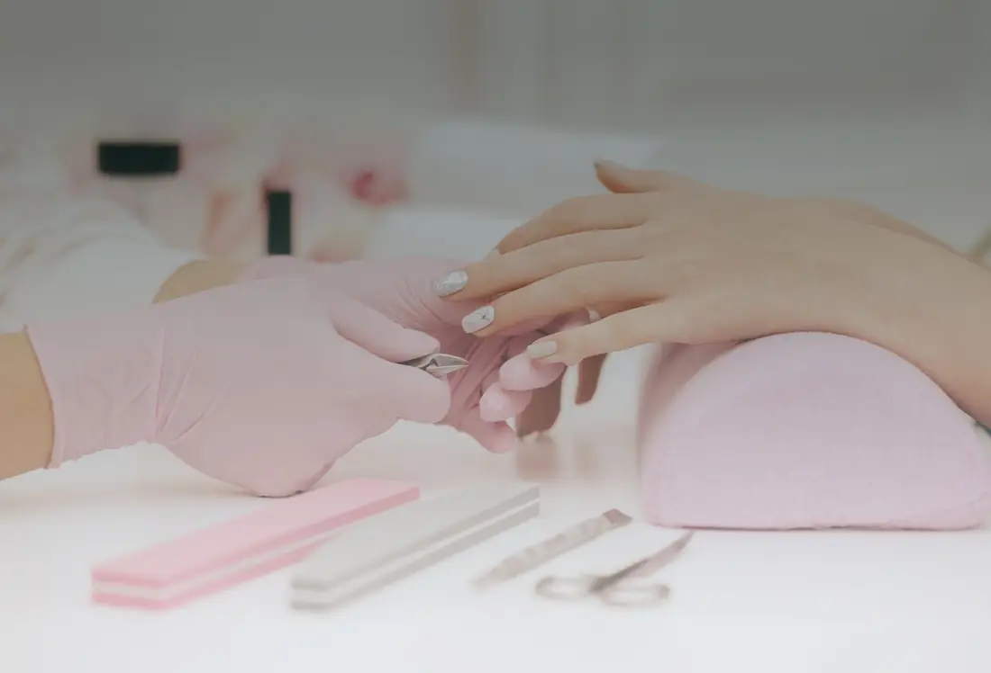 Taula de manicura amb làmpada al saló Nova Nails d'Escaldes-Engordany